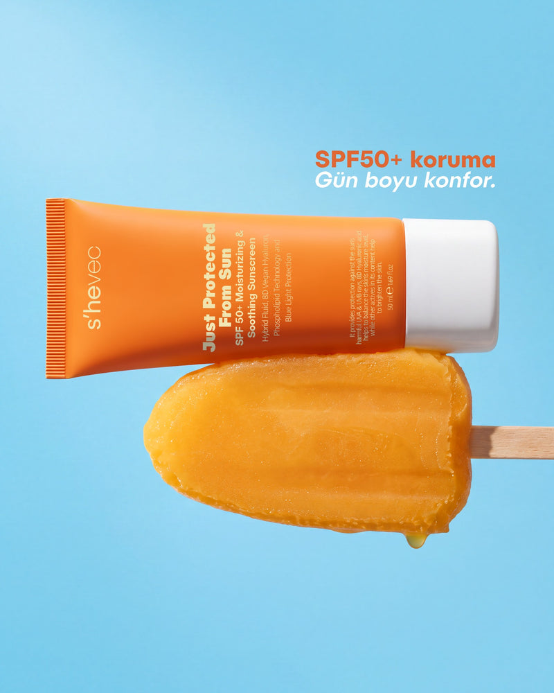 Just Protected From Sun SPF 50+ güneş kremi tüpü, turuncu dondurmanın üzerinde, mavi zeminde